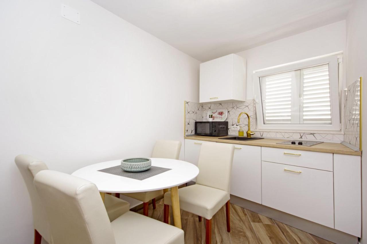 Apartments By The Sea Baska Voda, Makarska - 17570 Ngoại thất bức ảnh